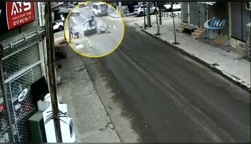 Motosiklet sürücüsü çarptığı otomobilin üstünde kaldı