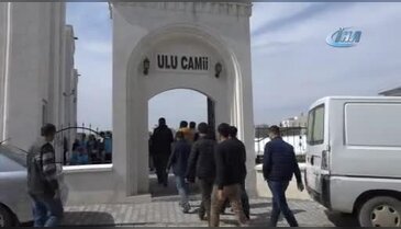 Öğrenciler cami cemaatinin ayakkabılarını boyadı