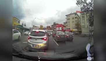 Yol vermedi, tekme ve yumrukların hedefi oldu