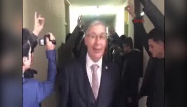Ak Partili Babaoğlu'nu, MHP'liler 'bozkurt' selamı ile karşıladı