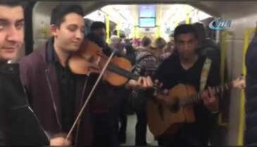 Bursa'da sınava giden öğrencilere konser sürprizi