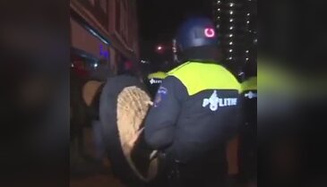 Hollanda polisinden Erhan Çelik'e ve Türk vatandaşlarına sert müdahale