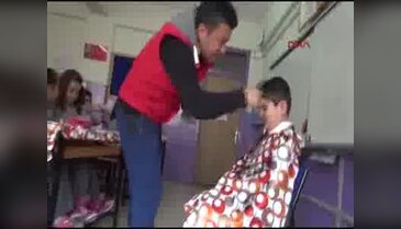 Sınıf öğretmeni, öğrencilerini kendisi tıraş ediyor