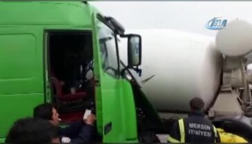 Tır, beton mikseri ile çarpıştı, şoför araçta sıkıştı
