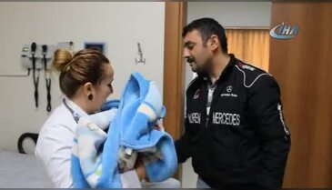 Hastaneye yetişmeyince arabada doğum yaptırdılar