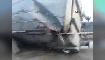 Adana'da tren kamyona çarptı: 3 ölü