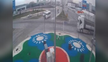 Öğretmenleri taşıyan minibüs TIR ile çarpıştı: 15 yaralı