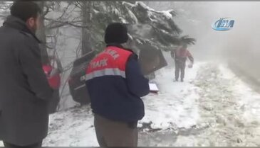 Bursa'da karda kayan jeep ağaca çarparak uçuruma yuvarlanmaktan kurtuldu