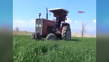 Traktörünü yürüyen diskoya çevirdi