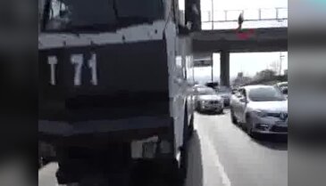 Şoray Uzun'un otomobiline TOMA çarptı