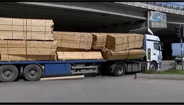 Tır devrilme tehlikesi geçirdi, keresteler yola saçıldı
