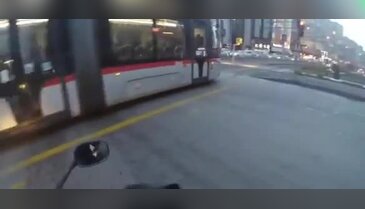 Motosikletle tramvaya kafa tuttu! 'Ben senin önüne kırıyor muyum'