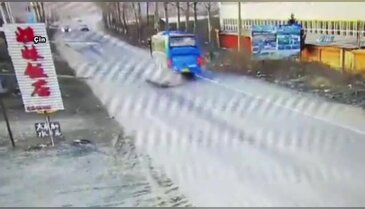 Motosiklet otobüsün altında kaldı: 2 ölü