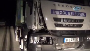 Bursa'da çöp kamyonu ile çarpışan motosikletli yaşam savaşı veriyor