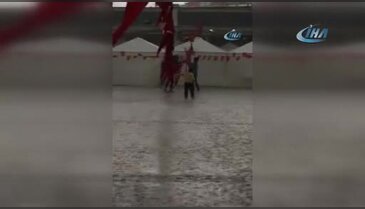 Herkes yağmurdan kaçışırken onlar bayrak yere düşmesin diye uğraş verdi