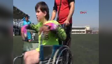 Bursa'da tekerlekli sandalyeden inip kaleci oldu, gol yemedi