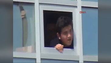 Öğretmene kızdı, 2'nci kattaki sınıftan atladı