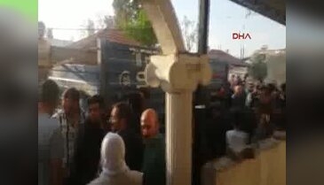 Sopa ve tırpanla saldırdılar! 500 Suriyeli mahalleyi terk etti