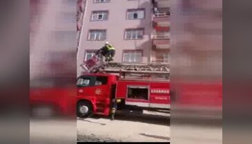 Balkon demirinde asılı kalan kızı itfaiye kurtardı