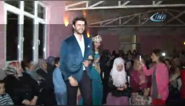 Yabancı öğrenciler Bursa'da köy düğününde göbek attı