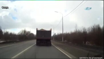 Dev lastik kamyonla yarıştı