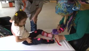 Emekleyemez denilen minik kız Bursa'da yürümeye başladı