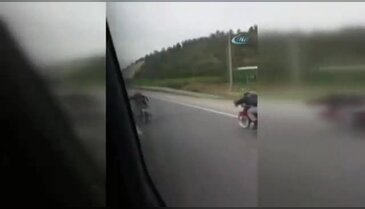 Motosiklet üzerinde tehlikeli yolculuk
