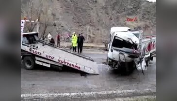 İki kamyon kafa kafaya çarpıştı: 3'ü ağır, 5 yaralı
