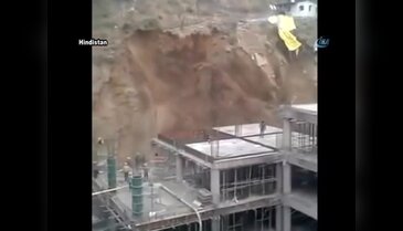 Devasa toprak parçası çöktü!