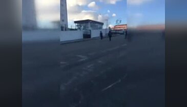 Seçim otobüsü üzerinde evlenme teklifi