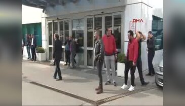 Ünlü sanatçı İbrahim Erkal için hastane önünde gözyaşı