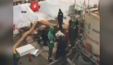Yakıt depolama tankı bir anda alev aldı!