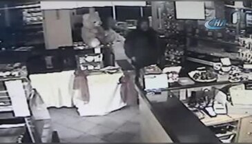 Bursa'da bahşiş kutusunu çalarken kameralara yakalandı