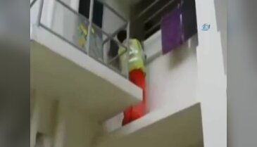 Balkondan sarkan çocuk korkuttu