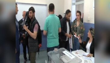 Bursa'da Vali Küçük ve Başkan Altepe oylarını kullandı