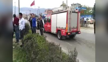 Bursa'da otomobilin çarptığı elektrik direği yayaların üzerine devrildi