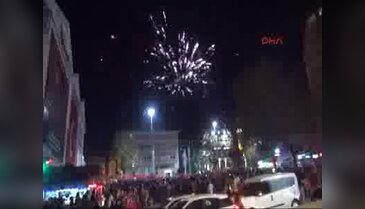 Ak Parti Bursa İl Başkanlığı önünde davullu zurnalı kutlama