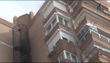 2 çocuğunu yangından kurtaran bakıcıya böyle sarıldı
