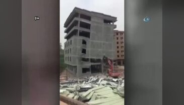 Bina iş makinesinin üzerine devrildi