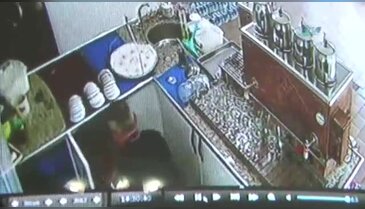 Bursa'da çalıştığı iş yerini soydu, yakalanmamak için çay askısını alarak kaçtı
