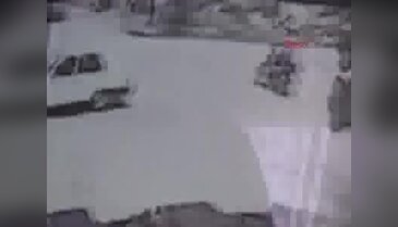 Otomobil motosiklete çarptı: 1 ölü, 3 yaralı