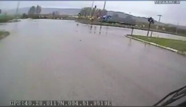 Halk otobüsü ile tırın çarpışma anı kamerada
