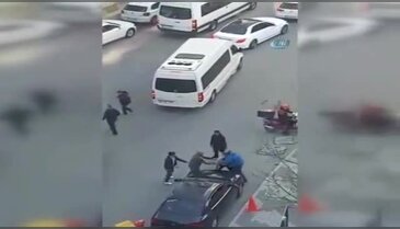 Sokak ortasında değnekçiler vatandaşa saldırdı