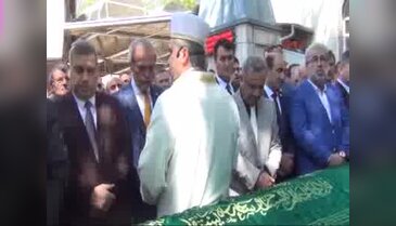 Bursa İnegöl Belediye Başkanı Alinur Aktaş annesinin cenazesini kendisi kıldırdı