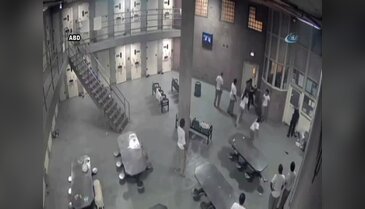 Mahkumların saldırdığı polisler canını zor kurtardı