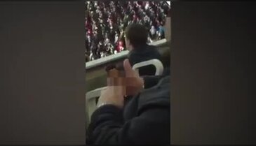 Taraftar maçı bırakıp tribünde porno izledi