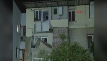 Yemek yerken üst kat balkonu üzerlerine çöktü: 3 yaralı