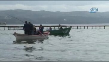 Bursa İznik'te turizmci balık avlıyor