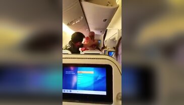 Uçakta yumruk yumruğa kavga!