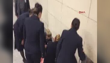 Dört hostes yaşlı kadına yardıma koştu